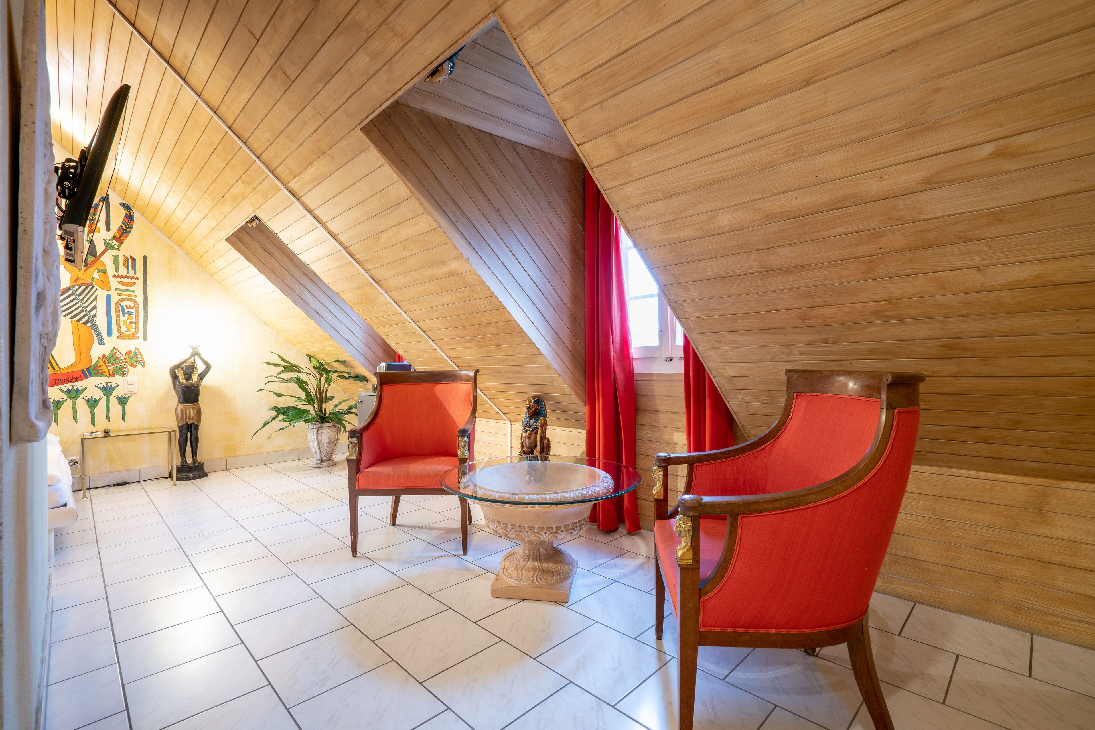 Minibar, Zimmersafe, individuell dekoriert, individuell eingerichtet