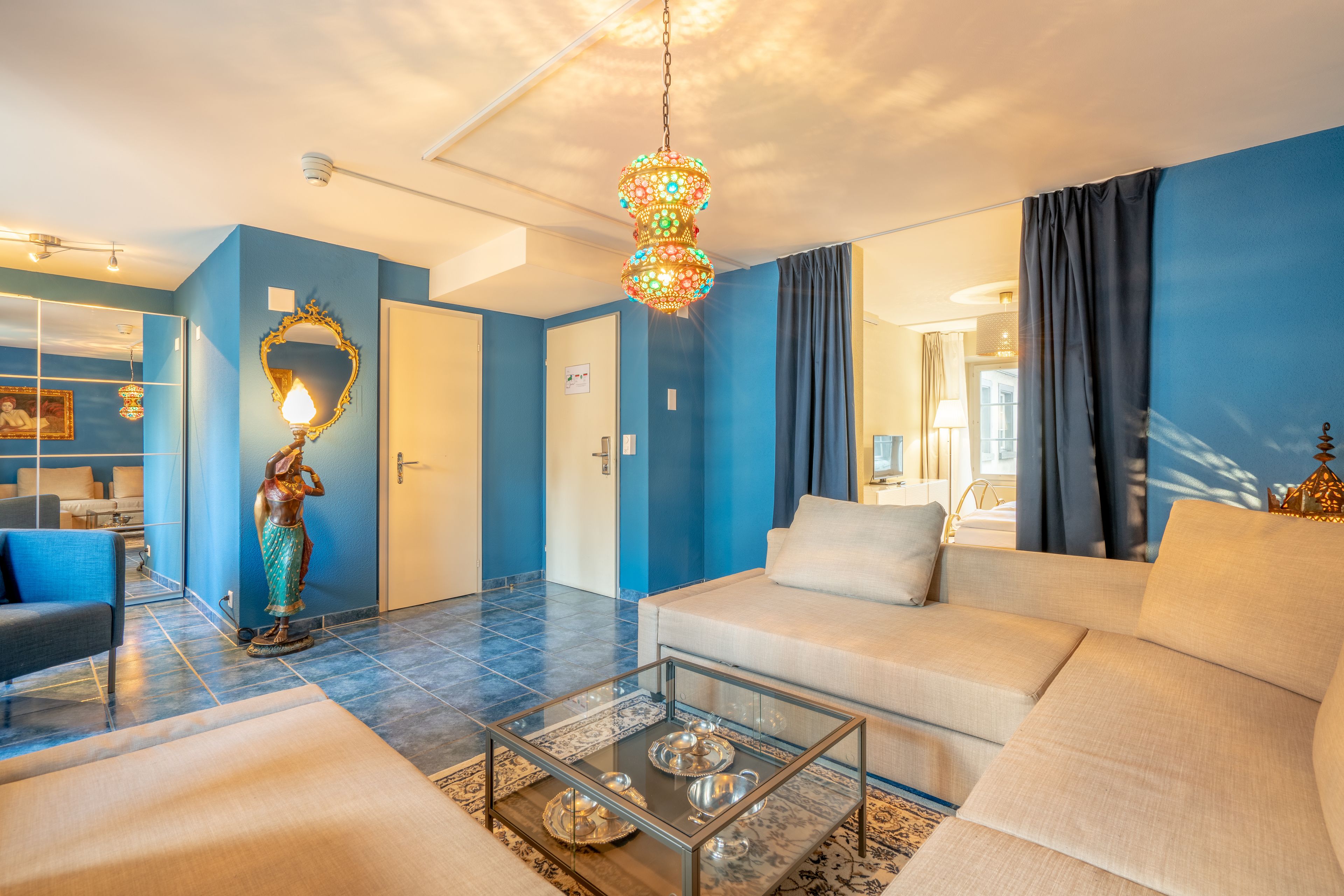 Minibar, coffres-forts dans les chambres, décoration personnalisée