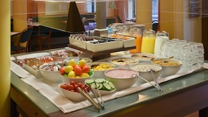 A buffet with various food items and beverages. - Altstadt Hotel Magic Luzern (Lucerne)
