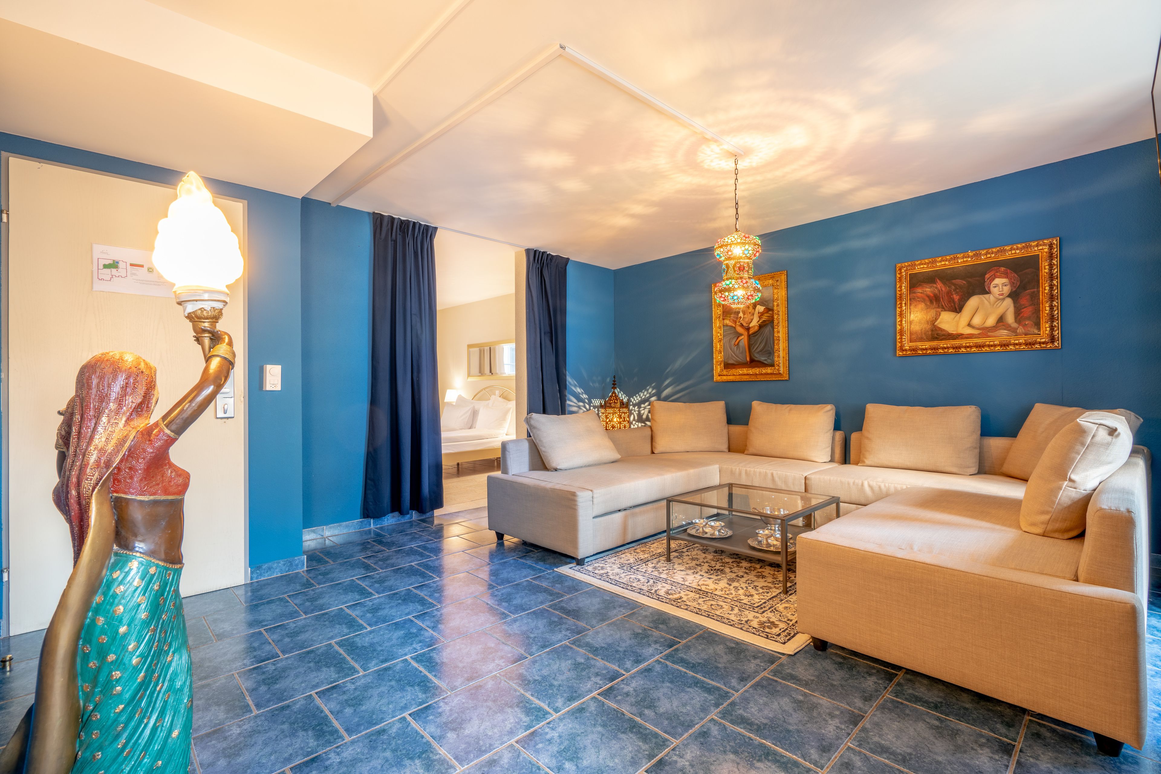 มินิบาร์, ตู้นิรภัยในห้องพัก, ห้องพักตกแต่งอย่างมีเอกลักษณ์