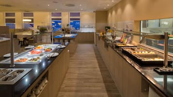 Frukostbuffé varje dag (EUR 16 per person)