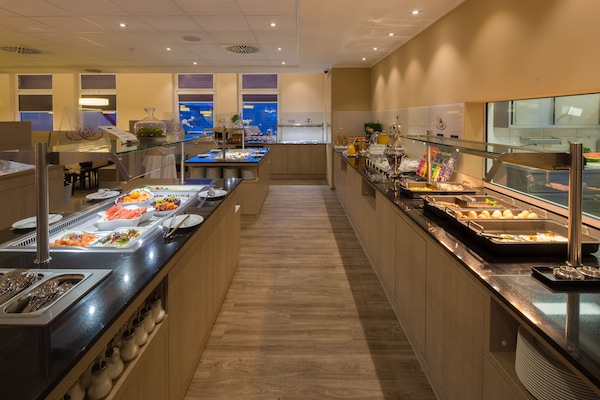 Desayuno buffet diario (EUR 16 por persona)