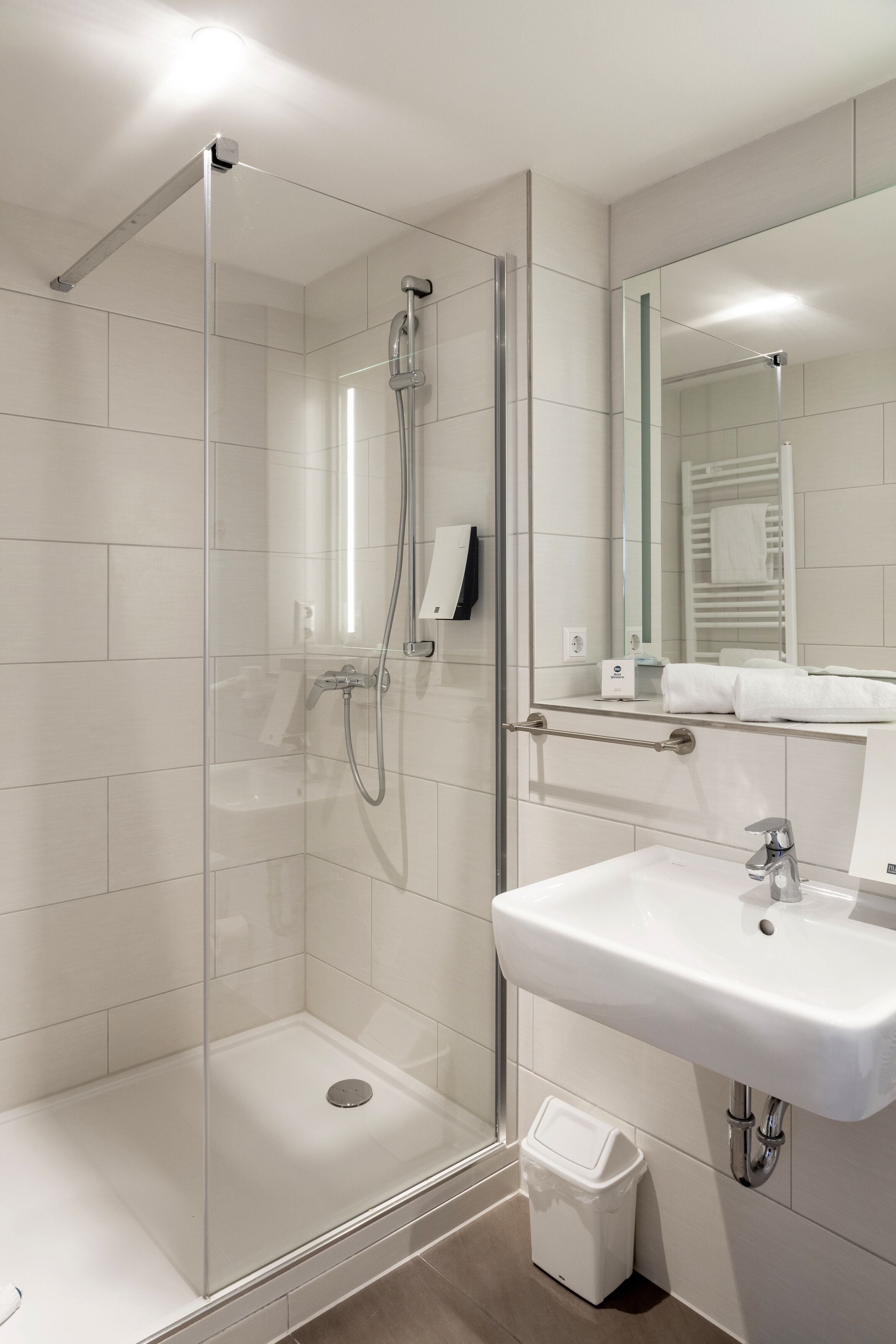 Basic-Dreibettzimmer | Badezimmer | Kostenlose Toilettenartikel, Haartrockner, Handtücher
