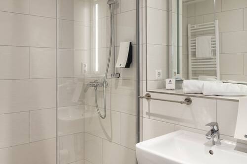 Habitación triple básica | Baño | Artículos de higiene personal gratuitos, secador de pelo y toallas