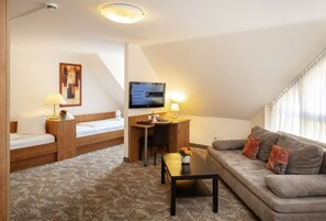 Family Room | In-room safe, iron/ironing board, free WiFi, bed sheets