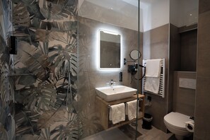 Small "Budget" Double Room | Bathroom | Free toiletries, hair dryer, towels, soap - Altstadthotel Kasererbräu (Salzburg)