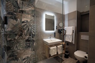 Chambre Double (Mozart) | Salle de bain | Articles de toilette gratuits, sèche-cheveux, serviettes fournies, savon
