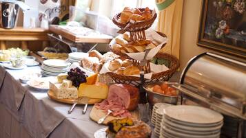 Tägliches Frühstücksbuffet (21 EUR pro Person)