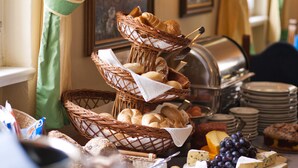 A buffet table with various cheeses, breads, and fruits. - Altstadthotel Kasererbräu (Salzburg)
