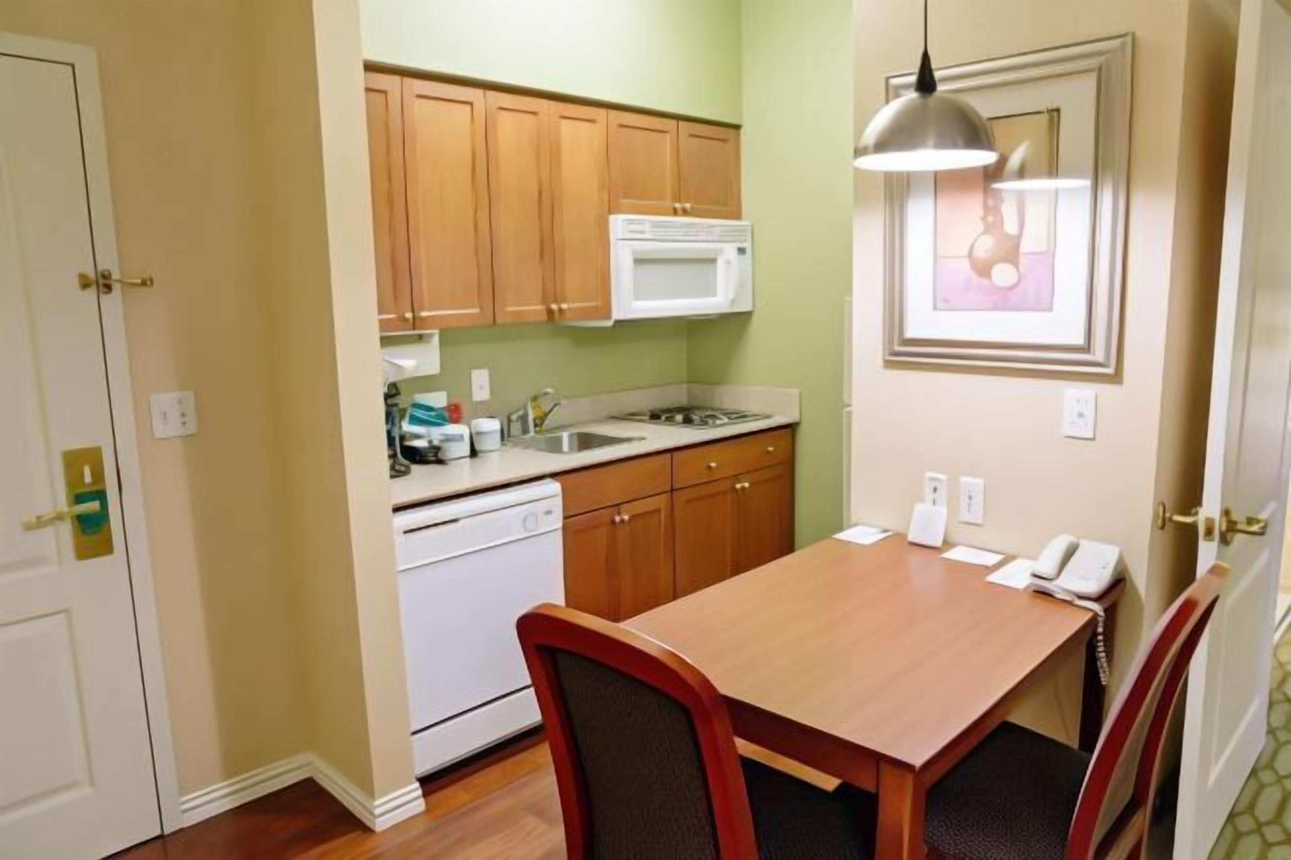 Private kitchen | Full-size fridge, microwave, stovetop, dishwasher
