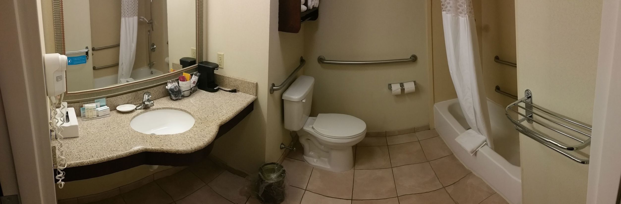 Bathroom | Combined shower/tub, free toiletries, hair dryer, towels