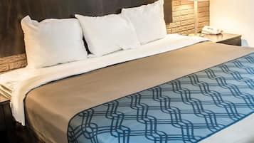 Quarto, 1 cama Queen, acessível, para não fumantes | Wi-Fi de cortesia, roupa de cama