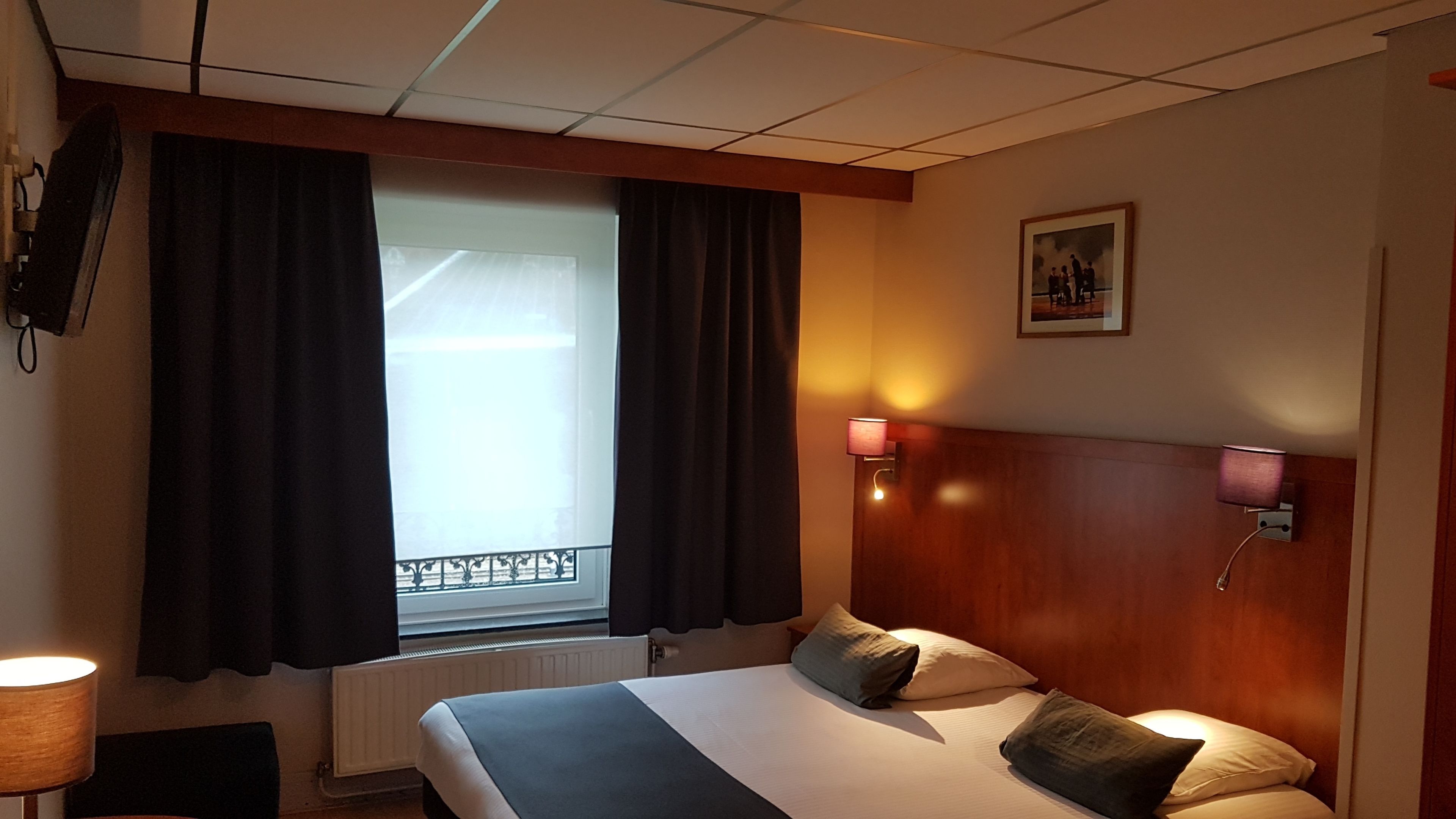 economy twin room | select comfort beds, in-room safe, desk, soundproofing