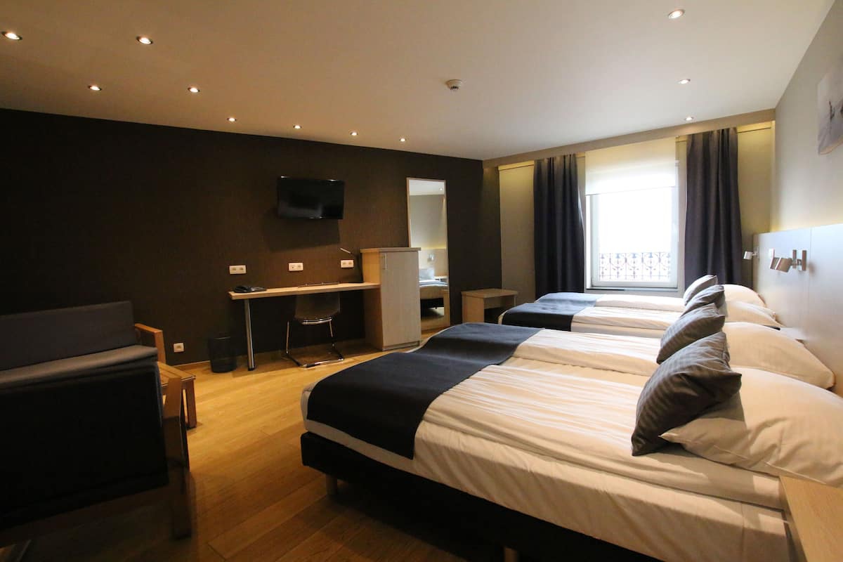 select comfort beds, in-room safe, desk, soundproofing