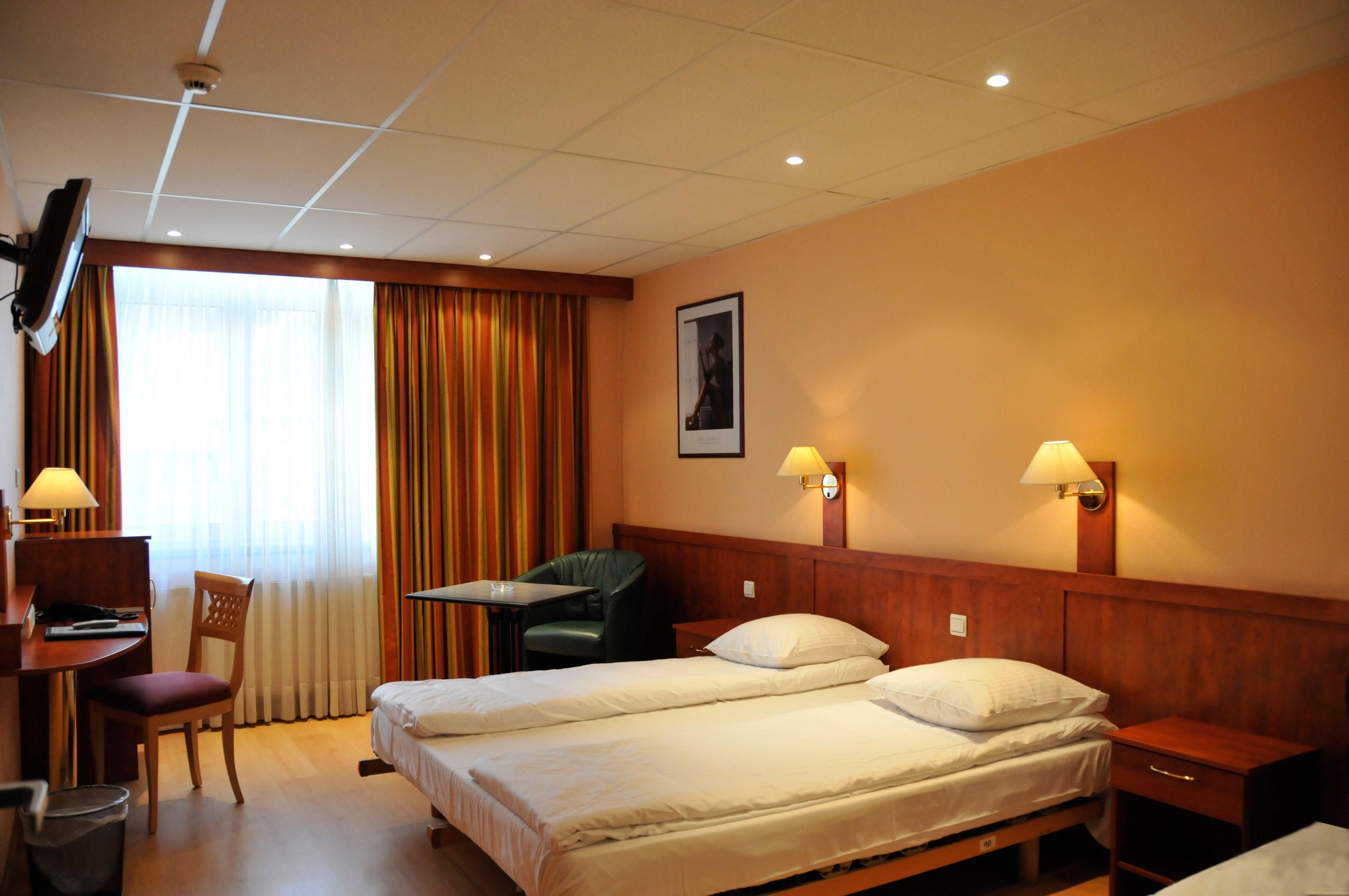 economy twin room | select comfort beds, in-room safe, desk, soundproofing