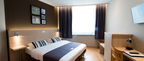 Economy Double Room | Select Comfort beds, in-room safe, desk, soundproofing