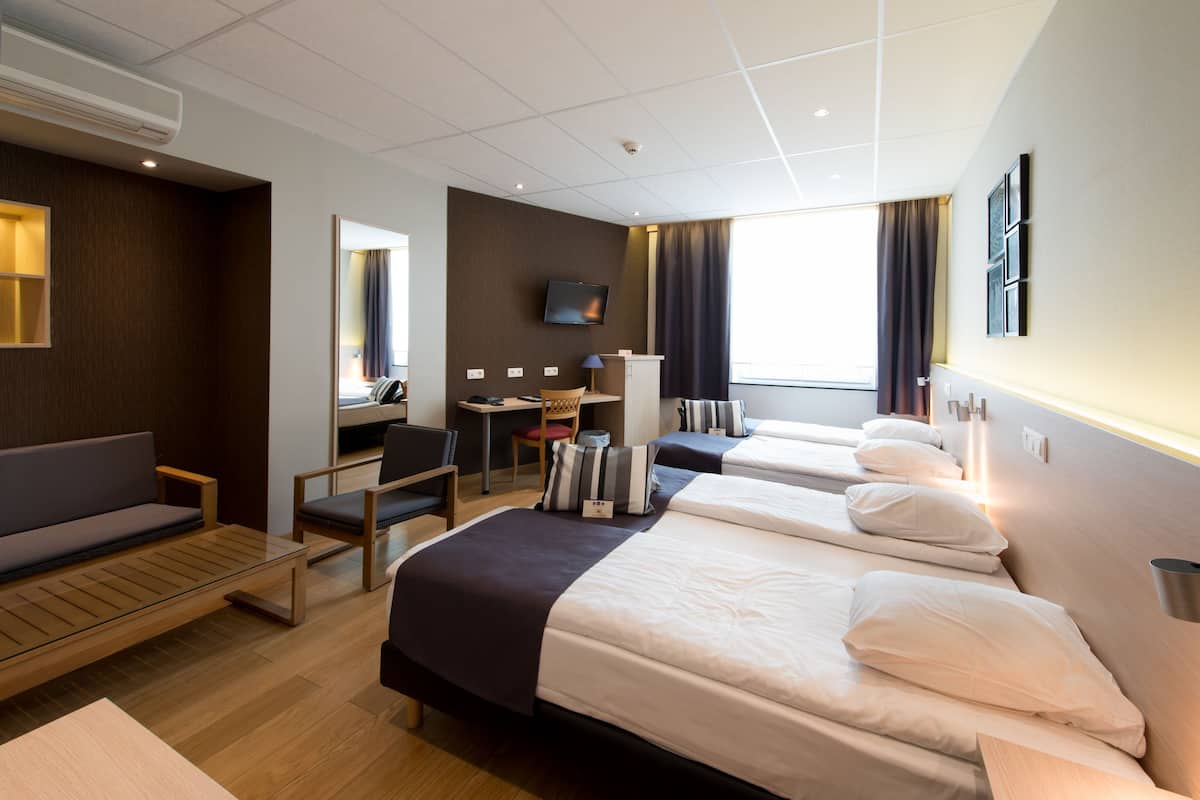 select comfort beds, in-room safe, desk, soundproofing