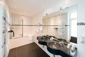 Select Comfort-madrasser, värdeförvaringsskåp på rummet och skrivbord