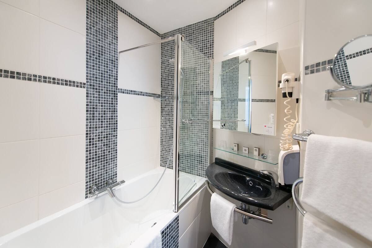 economy twin room | select comfort beds, in-room safe, desk, soundproofing