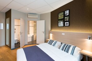 Economy Double Room | Select Comfort beds, in-room safe, desk, soundproofing - Hôtel de l'Univers Liège (Liege)
