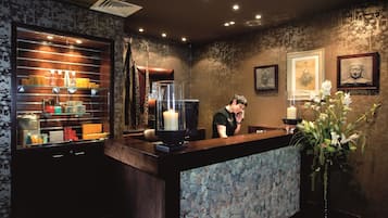 Sauna, Körperbehandlungen, Aromatherapie, Tiefengewebe-Massagen