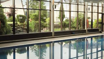 Indoor pool, sun loungers