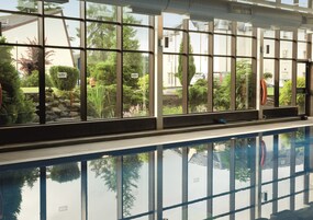 Indoor pool, sun loungers