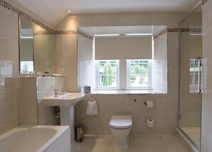 Combined shower/bathtub, free toiletries, hair dryer, towels - Macdonald Forest Hills Hotel & Spa (Stirling)