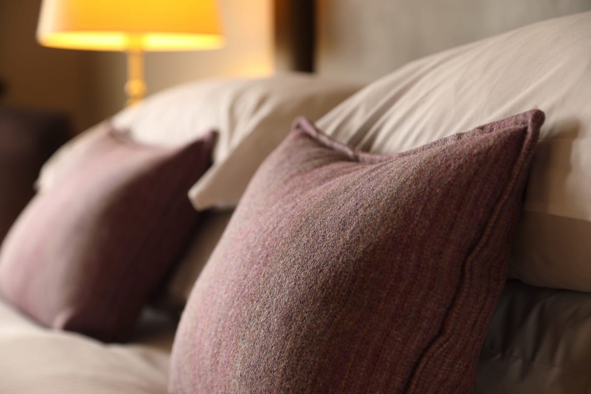 Schreibtisch, Verdunkelungsvorhänge, schallisolierte Zimmer