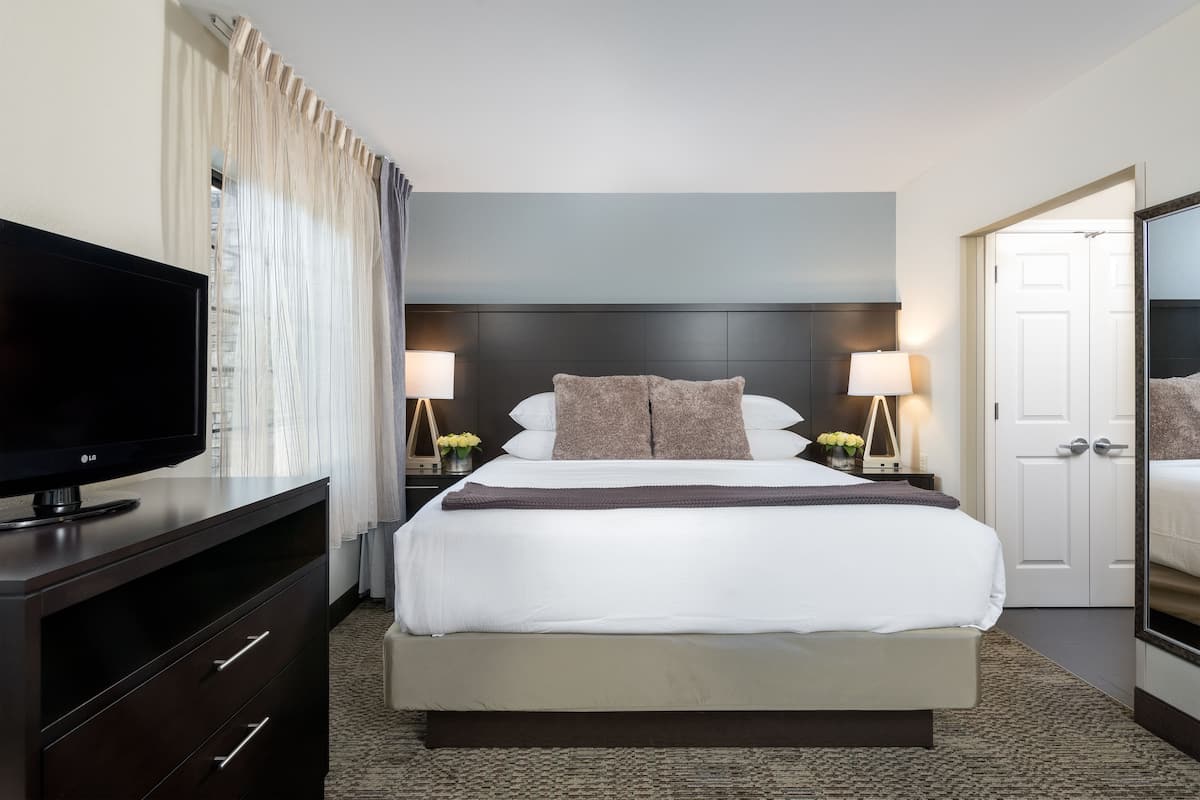 1 Schlafzimmer, Zimmersafe, Schreibtisch, Bügeleisen/Bügelbrett