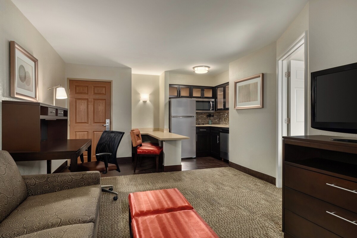 In-room safe, desk, iron/ironing board, free WiFi