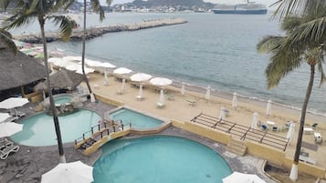 Playa privada, camastros y sombrillas