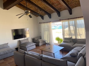 Family House | Living area | 21-inch flat-screen TV with satellite channels, TV - Hotel Marina Puerto Dorado (Manzanillo)