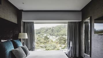 Suite, varias camas, vistas al puerto | Ropa de cama de alta calidad, minibar, caja fuerte y escritorio