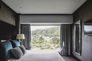 套房, 多張床, 海港景 | 高級寢具、迷你吧、房內夾萬、書桌