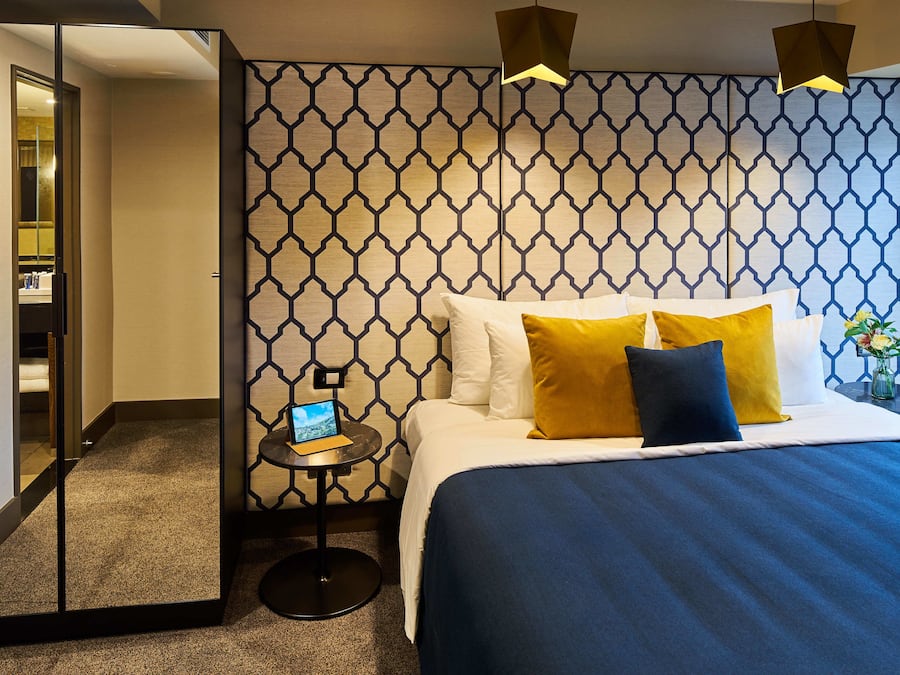 Svit Premier - 1 kingsize-sÀng | SÀngtillbehör av högsta kvalitet och minibar