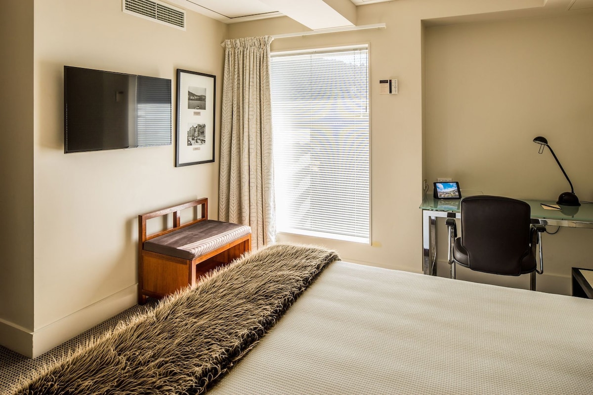 Premium bedding, minibar, in-room safe, desk