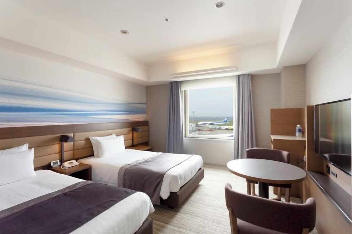 Deluxe Twin Room Runway View