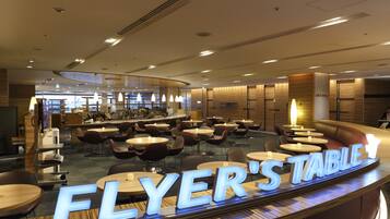 Se sirven desayunos, almuerzos y cenas; cocina internacional