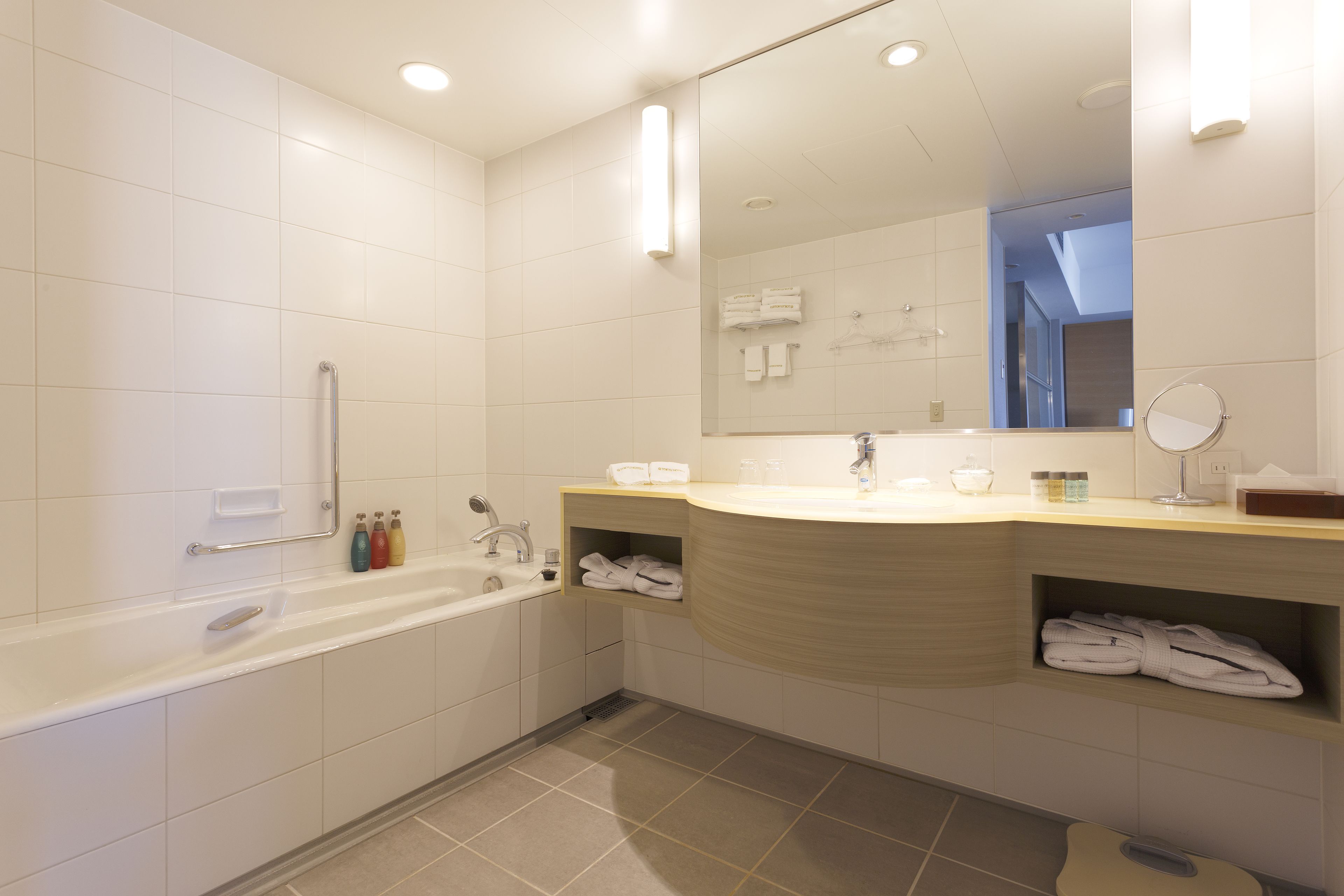 combined shower/bathtub, free toiletries, hair dryer, slippers