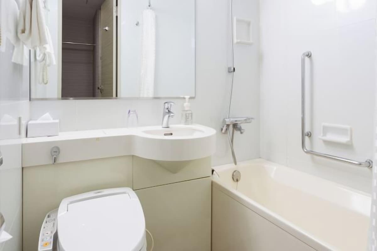 Bañera con ducha, artículos de tocador gratuitos, secador de pelo