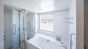 Chambre « Premier » avec lits jumeaux, 2 lits une place | Salle de bain | Ensemble douche/baignoire, articles de toilette gratuits, sèche-cheveux