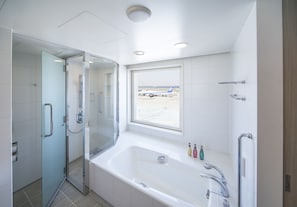 Premier Twin Room, Non Smoking (View Bath) | Bathroom