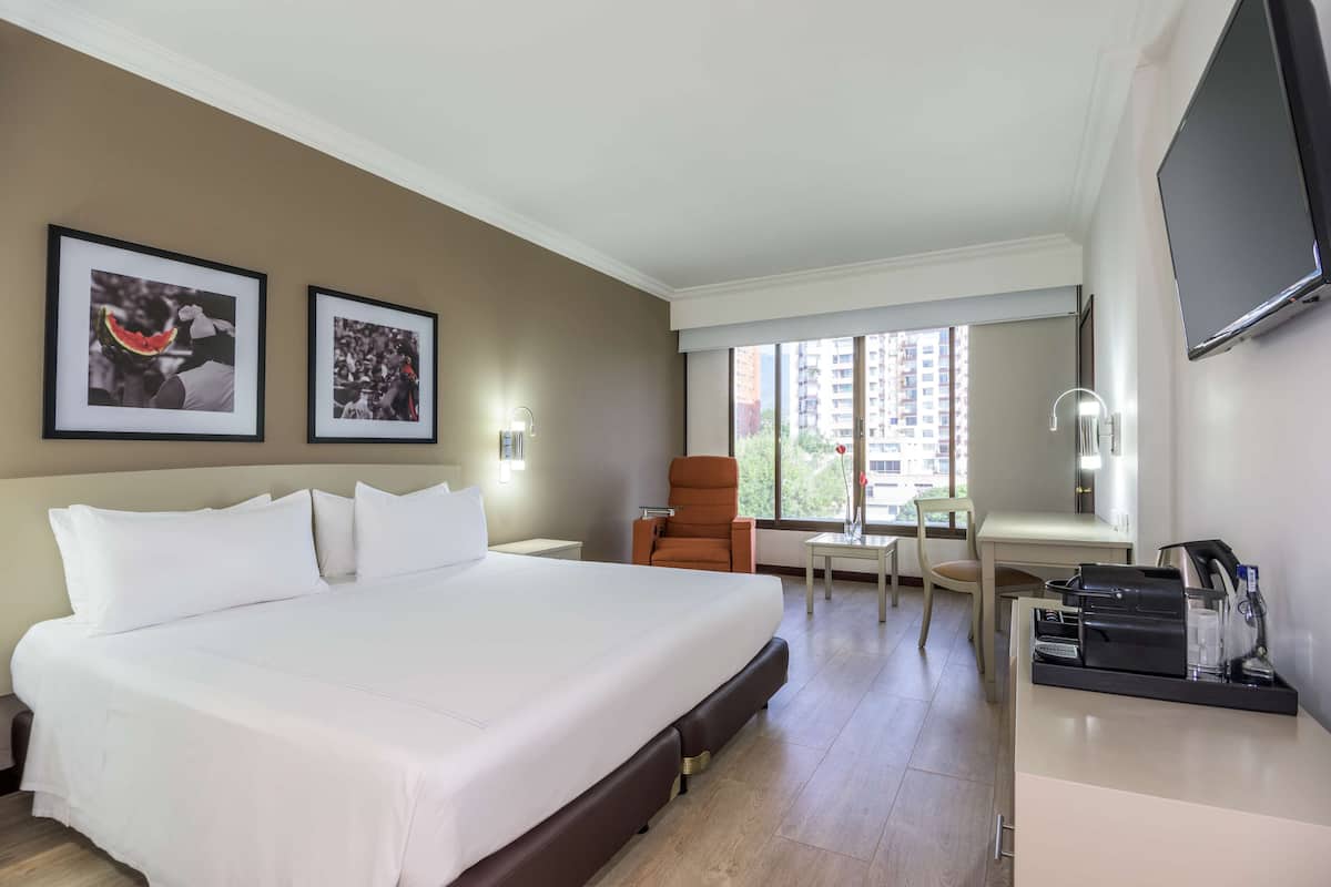 Minibar, caja de seguridad en la habitación y escritorio