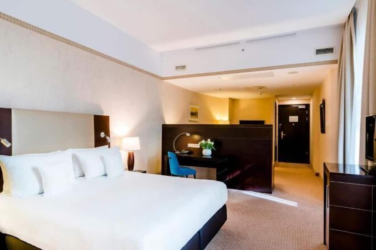 Hypo-allergenic bedding, minibar, in-room safe, desk