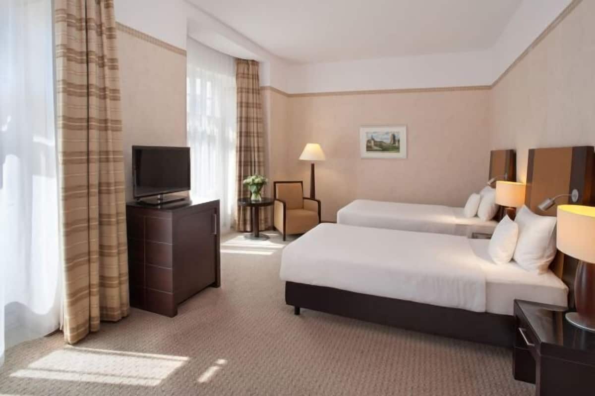 Hypo-allergenic bedding, minibar, in-room safe, desk