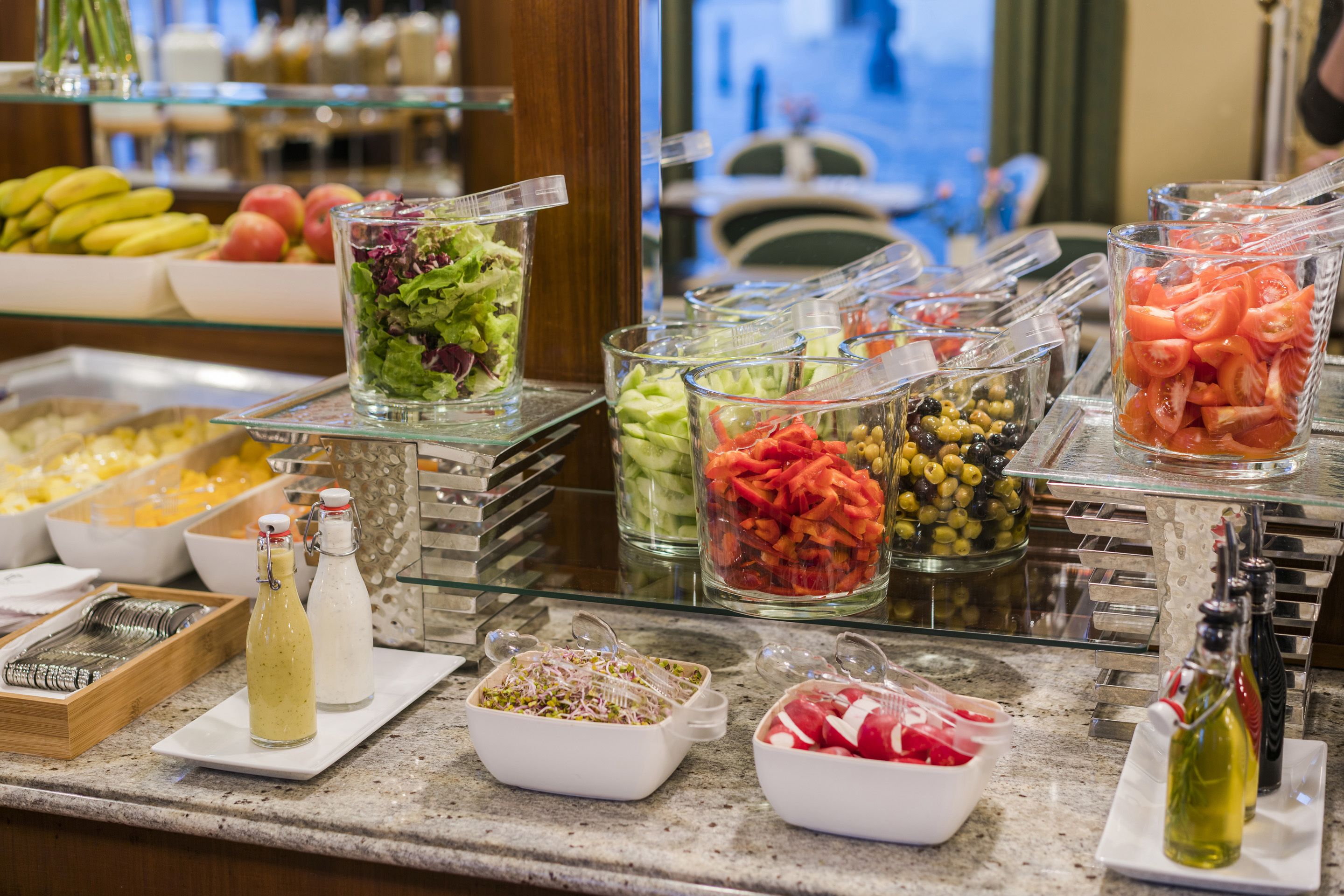 daily buffet breakfast (pln 90 per person)