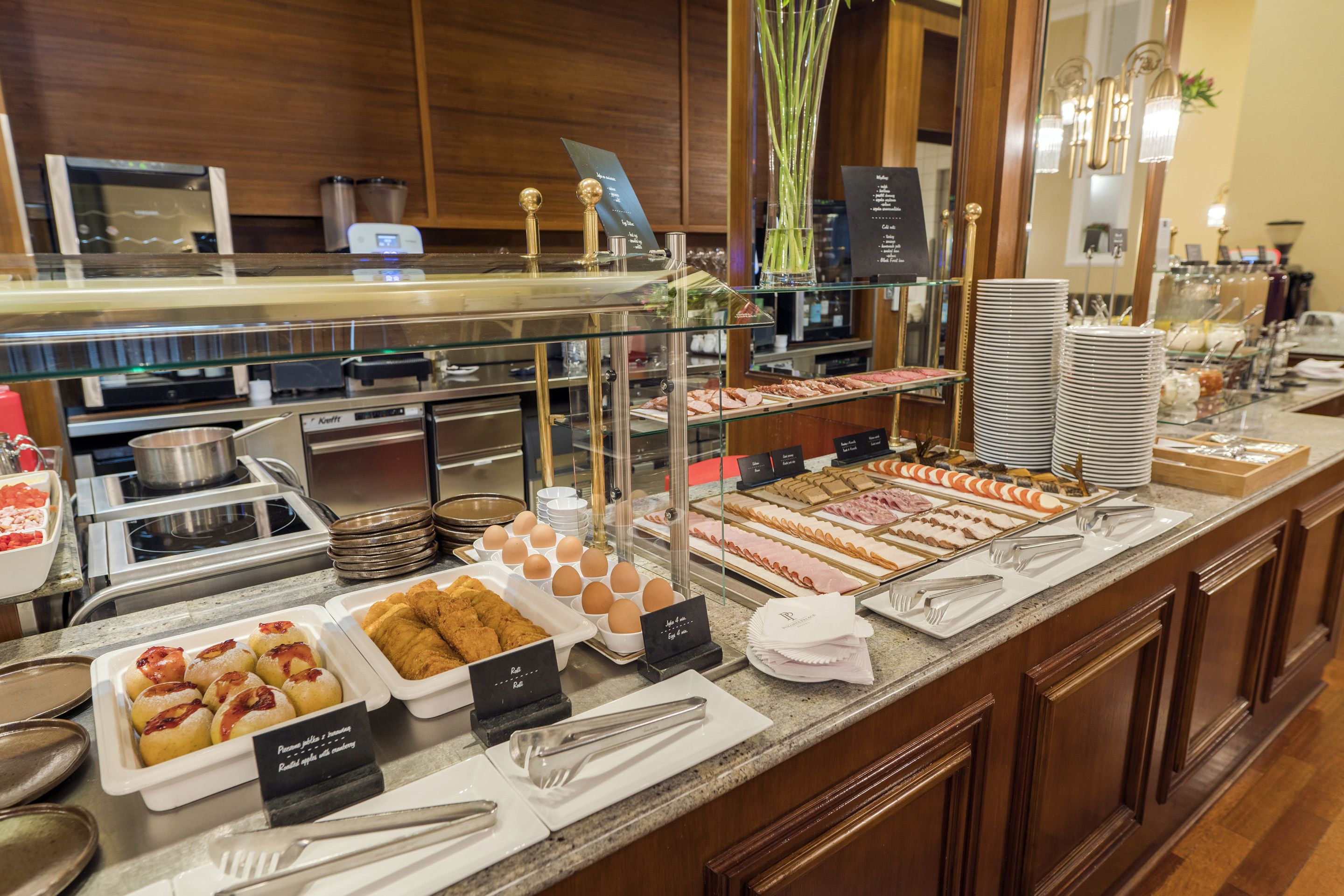 daily buffet breakfast (pln 90 per person)