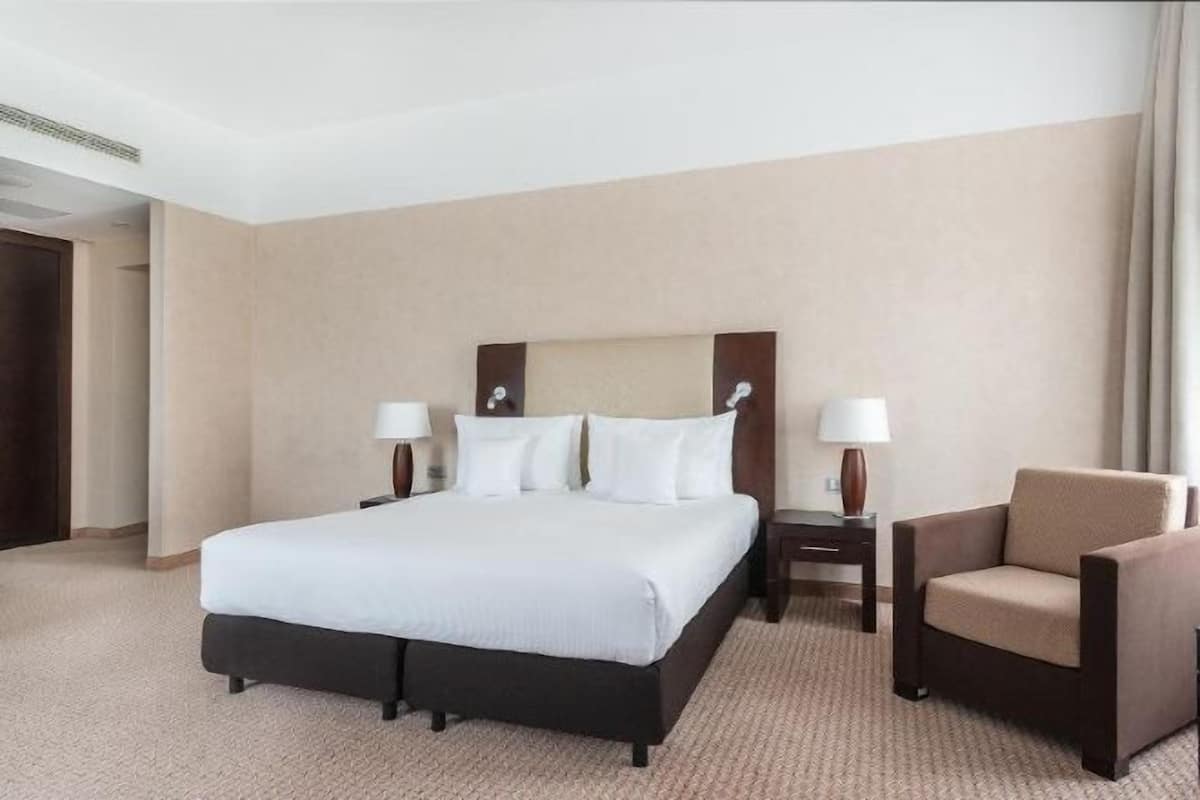 Hypo-allergenic bedding, minibar, in-room safe, desk