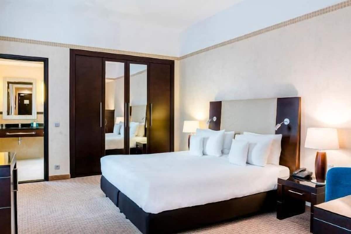 Hypo-allergenic bedding, minibar, in-room safe, desk